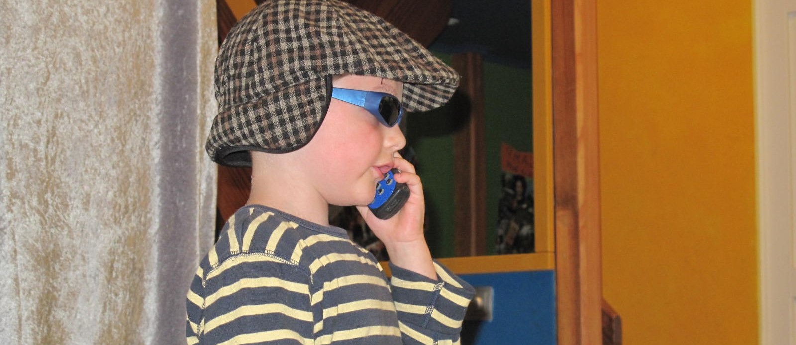 Kind am Telefon im Spielhaus Kunterbunt